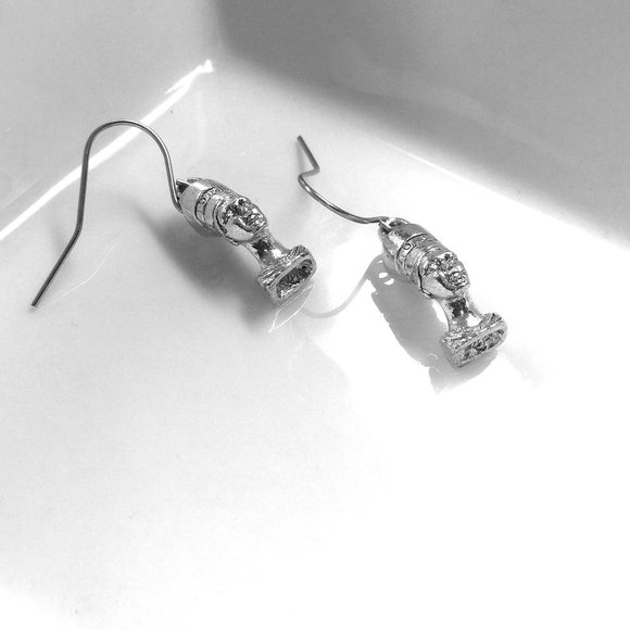 Miniature Nefertiti Female Egyptian Goddess Bust Charm Earrings - Picture 3 of 4
